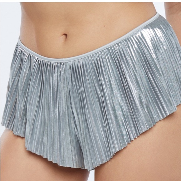 SAVAGE X FENTY Silver Pleated short set - Picture 4 of 5